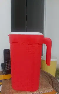 سطل پلاستیکی درب دار و پارچ آبی