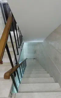 نظافت منزل  راه پله‌ و کار آزاد