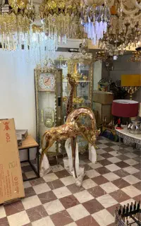 حراج بوفه برنزی ساعت برنزی‌ و یک جفت مجسمه زرافه