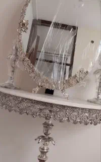آینه و شمعدان همراه میز