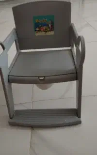 صندلی کودک در حد نو