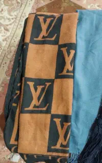 تعدادی شال در حد نو