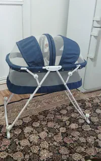 یه گهواره تاشو با پشه بند کاملاً سالم