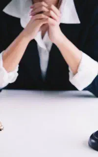 وکیل پایه یک دادگستری(خانم)