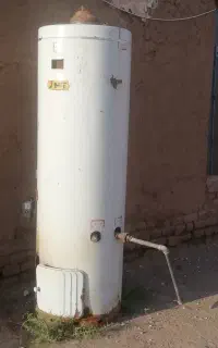 آبگرمکن منبعی گازی قدیمی نیاز به تعمیر