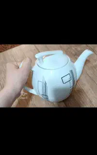 یک عدد قوری چینی بزرگ