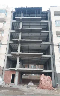 یک نفر ارماتور قالب بند