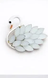 سنجاق سینه طرح قو