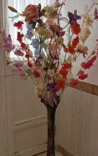 دو تا گلدان شیشه ای با گل یکی کوتاه و یکی بلند