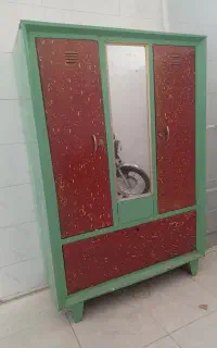 کمد فلزی قدیمی در حد نو