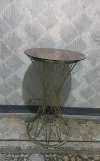 میز گرد طلایی
