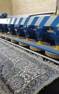 کارگر در قالیشویی