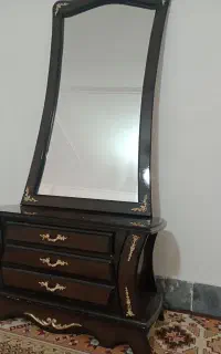 آینه و میزه چوبی