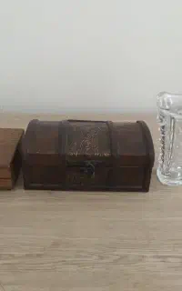 جعبه جواهرات و گلدان شیشه ایی