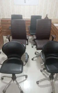 ۶ عدد صندلی‌ چرخ دار نو و پارتیشن