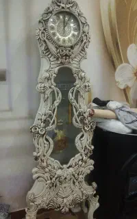 ساعت و بوفه ایستاده