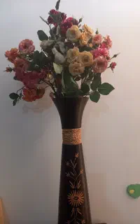 یکعدد گلدان همراه باگل