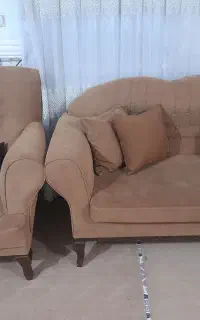 مبل هفت نفره همراه کوسن ومیز بزرگ جلو مبلی و کوچک