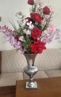 گل مصنوعی و گلدان