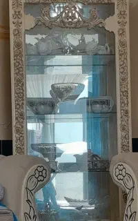 بوفه تاج دار . میز کنسول . گلدان با گلهای دستساز