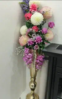 گلدان طلایی با گل‌های مصنوعی
