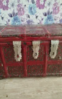 میز تحریر و صندوق
