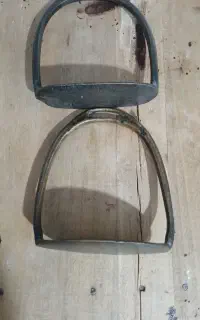 دو‌عدد‌جا‌پای‌زین‌اسب