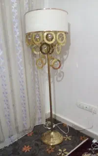 آباژور ایستاده