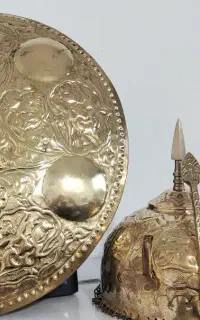 کلاه خود و سپر برنجی قلم زنی