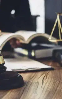 قاضی بازنشسته وکیل پایه یک دادگستری