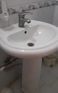 یک عدد روشویی پایه دار مارک چینی کرد