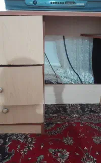 یک عدد میز کامپیوتر