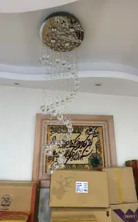 لوستر کنار سالنی بسیار شیک