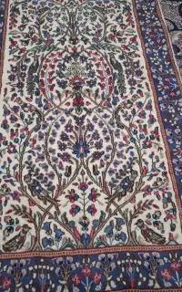 فرش دستبافت کرمان رنگ کرم طرح درخت وگنجشک نو