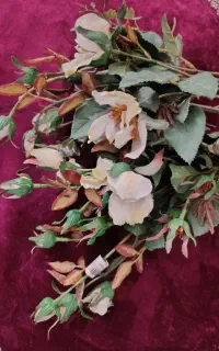 چند شاخه گل مصنوعی