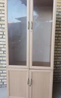 کمد ویترینی بسیار جا دار و شیک ، به علت کمبود جا