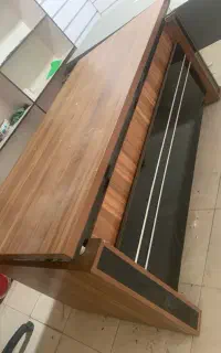 میز اداری و صندلی چرخ دار و ساده