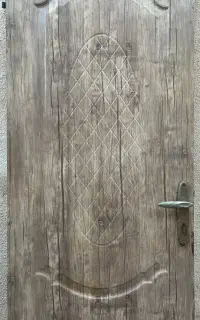 یک درب چوبی سرویس بهداشتی یا انباری با روکش ضدآب
