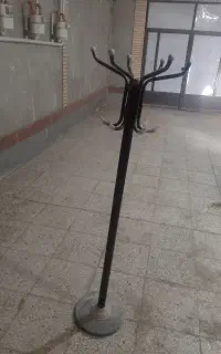 چوب لباسی پایه سنگ و چرخشی  در حد نو