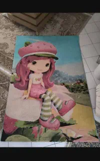 فرش اتاق کودک و لوستر و ساعت