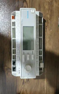 PLC کنترل سیستم چیلر مرکزی زیمنس مدل POL687.70/STD