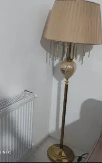 آباژور ایستاده