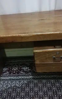 میز تحریر بسیار محکم و ضخیم