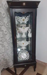بوفه با وسایل داخلش