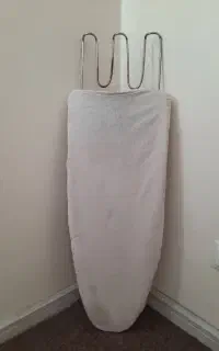 میز اتو نشسته