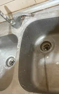 سینک‌ استیل سنگین سالم همراه با شیر اهرمی فنری