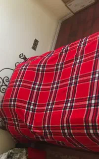 یک تخت یکنفره و تشک یک نفره