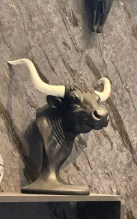 دیوار کوب و مجسمه