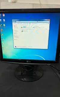کیس به همراه مانیتور و کیبورد