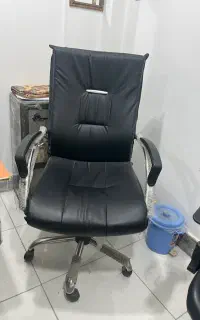 میز و صندلی و گاو صندوق دفتر کار